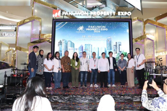 pakuwon-property-expo-2025-grand-atrium-kota-kasablanka Para perwakilan Pakuwon Group dan tamu undangan berfoto bersama di panggung utama pembukaan Pakuwon Property Expo 2025 di Grand Atrium Kota Kasablanka, Jakarta.