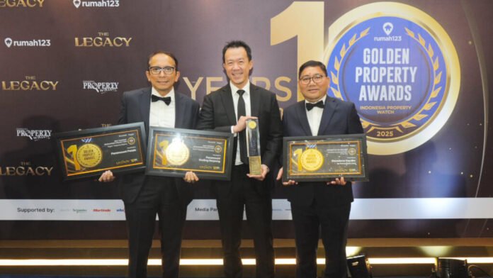 Henry Napitupulu, Chrissandy Dave, dan Norman Daulay dari Paramount Land menerima penghargaan Golden Property Awards 2025