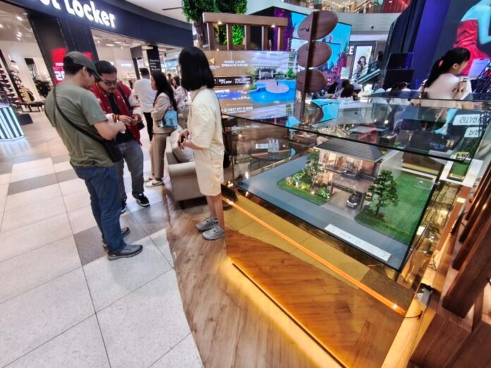 konsultasi-properti-summarecon-expo-bandung Pengunjung sedang melakukan konsultasi properti di area pameran Summarecon Expo Bandung dengan melihat maket rumah minimalis