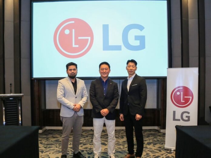 pimpinan lg electronics indonesia dalam acara refleksi 35 tahun transformasi lg indonesia yang berkontribusi bagi industri dan perdagangan dalam negeri