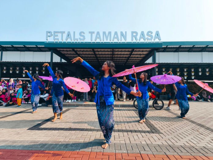 Pentas seni tari SMAN 3 Kabupaten Tangerang Petals Urban Market ke-4 di Petals Taman Rasa.