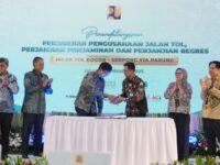 Perwakilan Kementerian PU dan BUJT bersalaman setelah penandatanganan PPJT Tol Bogor-Serpong via Parung.