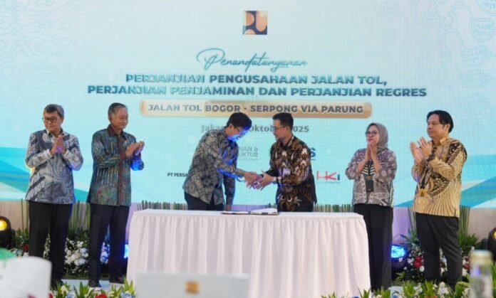 Perwakilan Kementerian PU dan BUJT bersalaman setelah penandatanganan PPJT Tol Bogor-Serpong via Parung.