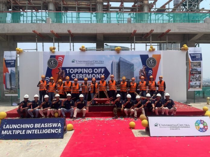 Foto bersama manajemen dan kontraktor di acara topping off Gedung Kampus Universitas Ciputra Jakarta, yang bertepatan dengan peluncuran Beasiswa Multiple Intelligence.