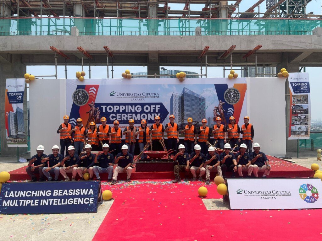 Foto bersama manajemen dan kontraktor di acara topping off Gedung Kampus Universitas Ciputra Jakarta, yang bertepatan dengan peluncuran Beasiswa Multiple Intelligence.