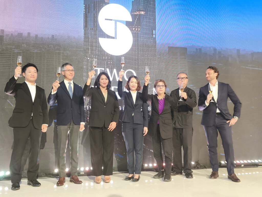 Jajaran direksi PT Central Sudirman Development melakukan toast peluncuran Two Sudirman Private Residences , proyek hunian premium Jakarta.
