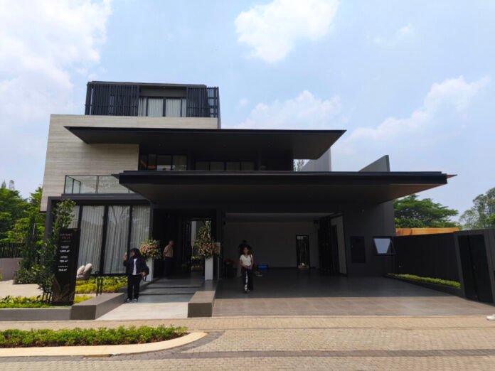 botanic-villa-navapark-bsd-city-fasad-mewah-super-high-end Fasad modern hunian mewah Botanic Villa NavaPark BSD City tiga lantai dengan carport luas.