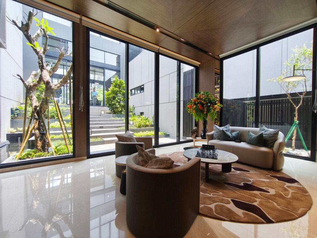 Ruang tamu mewah dengan jendela besar menghadap Inner Courtyard Botanic Villa NavaPark.