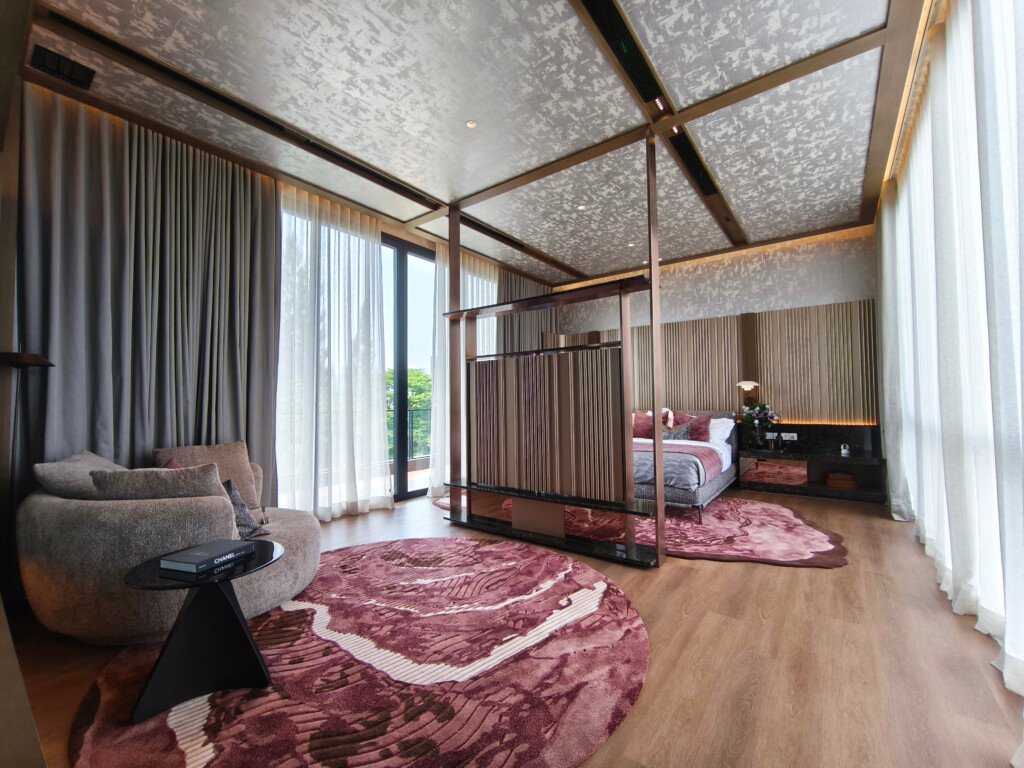 Interior Master Bedroom super besar di Botanic Villa NavaPark dengan balkon pribadi.