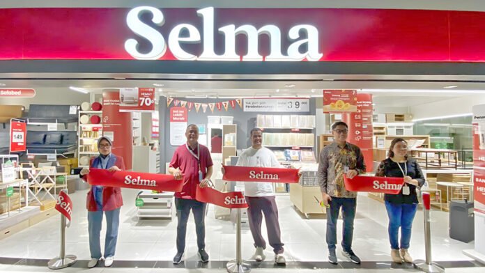 Momen acara pembukaan dan gunting pita toko selma the kings bandung.