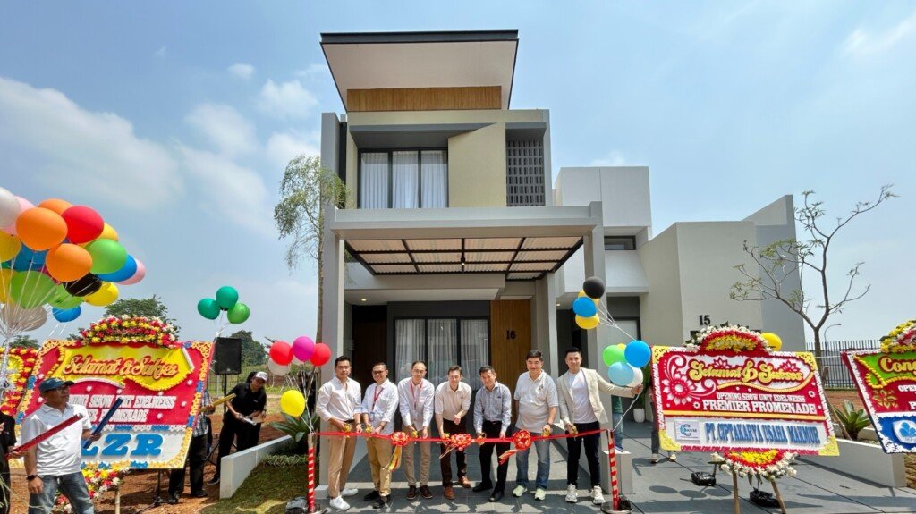 Prosesi pemotongan pita peresmian show unit Edelweiss Premier Promenade Depok yang menandai peluncuran resmi hunian terbaru untuk keluarga muda.