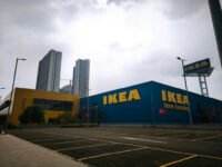Gedung toko IKEA Indonesia berwarna biru dan kuning dengan area parkir yang luas, lokasi perayaan ulang tahun IKEA ke-11.