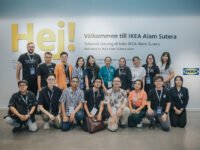 Peserta program I-SEA Cohort 3 berfoto bersama tim IKEA Indonesia di IKEA Alam Sutera sebagai bagian dari komitmen mendukung wirausaha sosial berkelanjutan