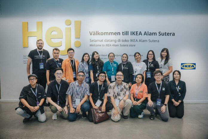 Peserta program I-SEA Cohort 3 berfoto bersama tim IKEA Indonesia di IKEA Alam Sutera sebagai bagian dari komitmen mendukung wirausaha sosial berkelanjutan