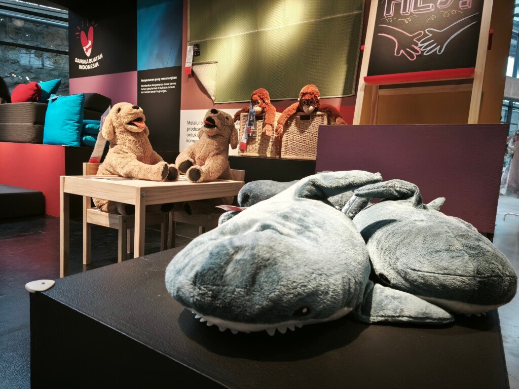 Boneka ikonik IKEA, hiu (BLÅHAJ), beruang, dan orangutan, yang mirip dengan hadiah bag charm dalam program Misi Berhadiah IKEA Family.