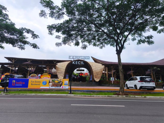 resto-kampung-kecil-paramount-petals-tampak-depan resto kampung kecil paramount petals