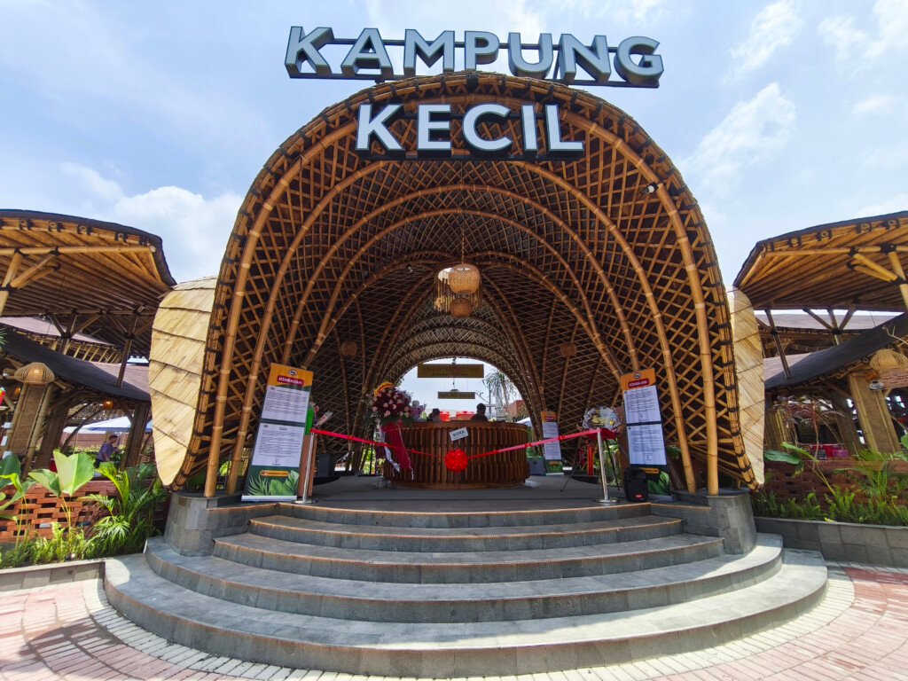resto kampung kecil paramount petals