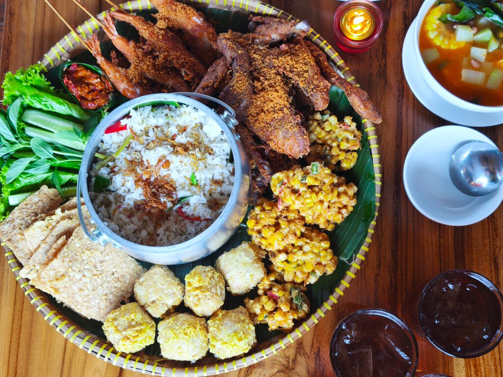 menu kuliner nusantara di resto kampung kecil paramount petals