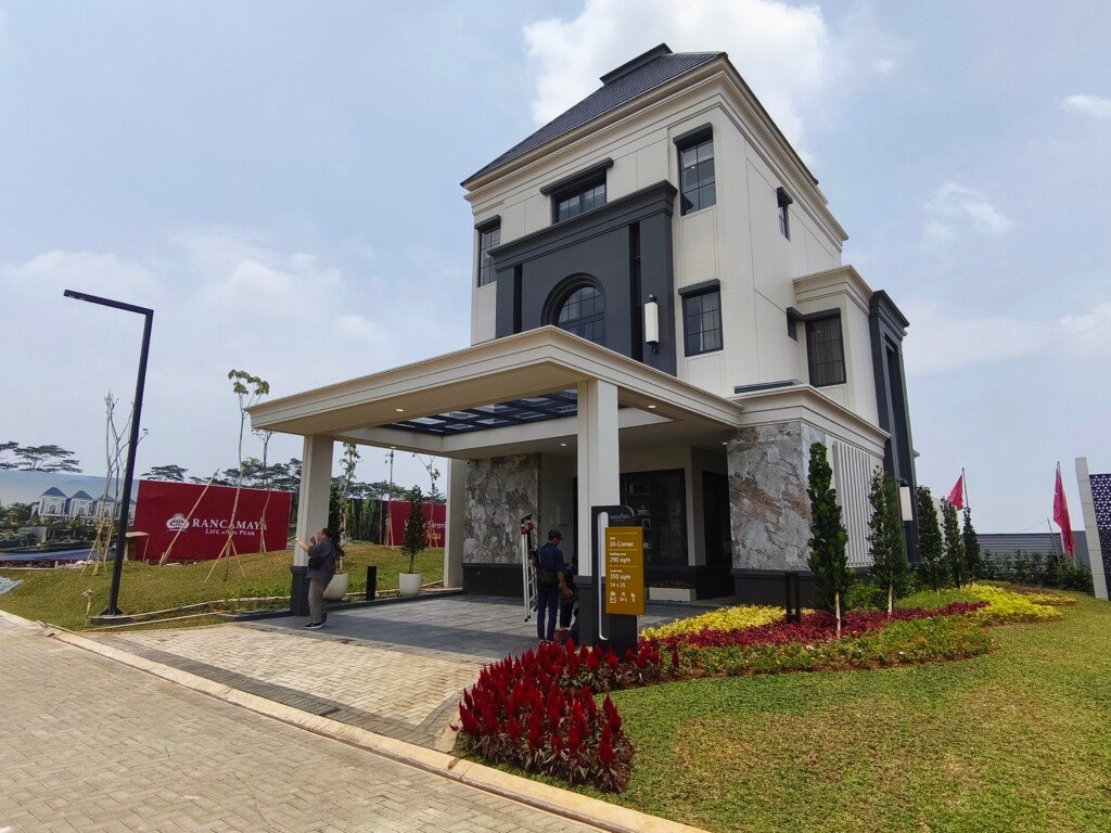 Eksterior Klaster Burgundy di Rancamaya menampilkan desain modern klasik yang elegan, salah satu hunian premium bogor dari Sinar Mas Land.