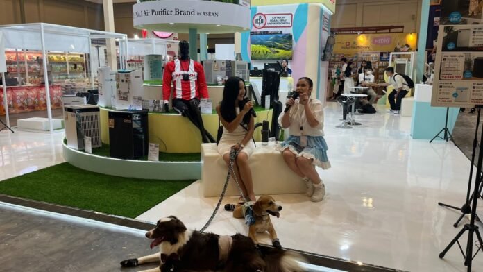 mc-mewawancarai-pawrent-di-booth-sharp-di-international-pet-expo-2025 Sharp Hadir di International Pet Expo 2025
