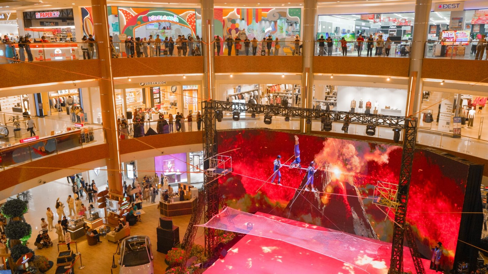 Pertunjukan High Wire International Show Summarecon Expo 2025