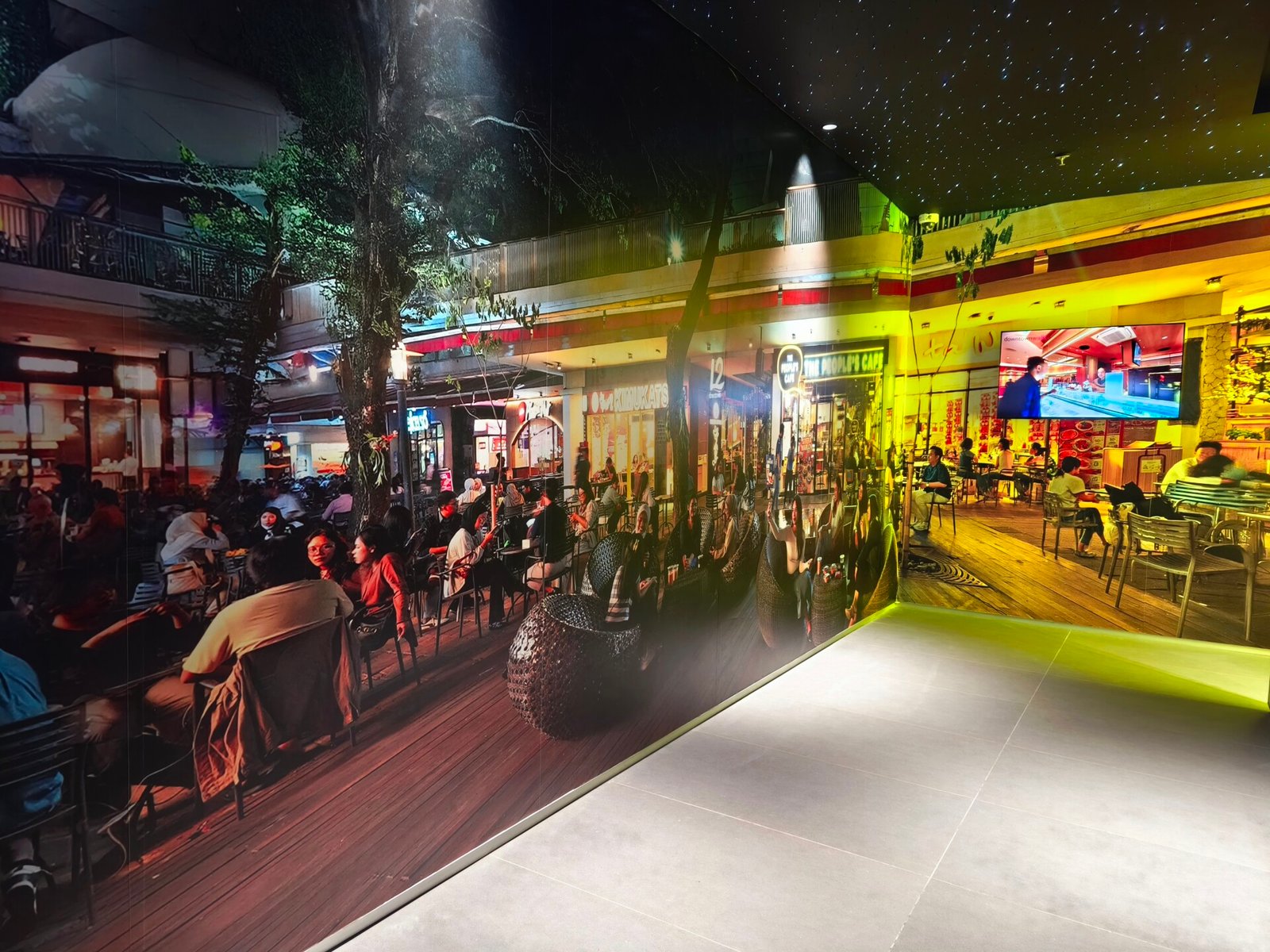 Instalasi visual Downtown Walk di Summarecon Discovery