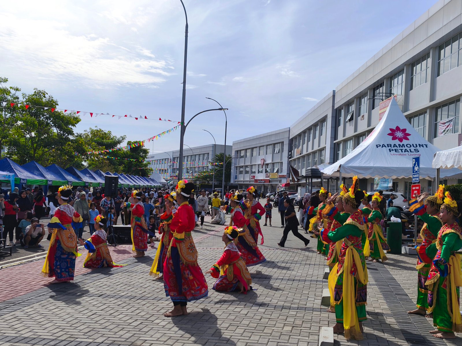 tari tradisional di Petals Urban Market Paramount Petals