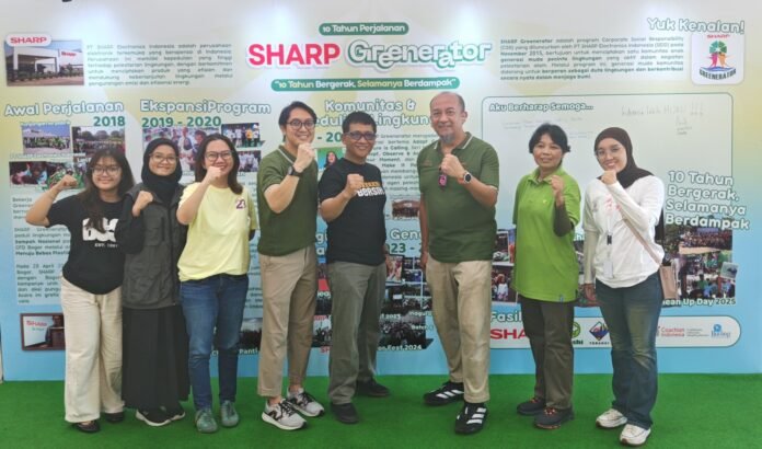 sharp-greenerator-10-tahun-foto-bersama-komunitas-dan-pemerintah harp Greenerator 10 Tahun