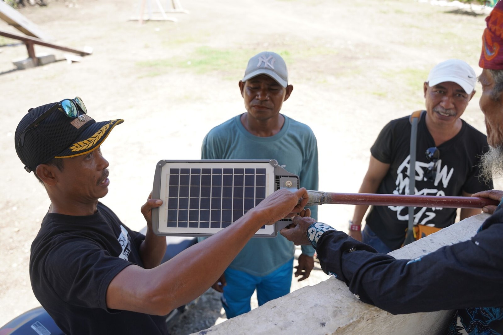 Pemasangan lampu surya Signify