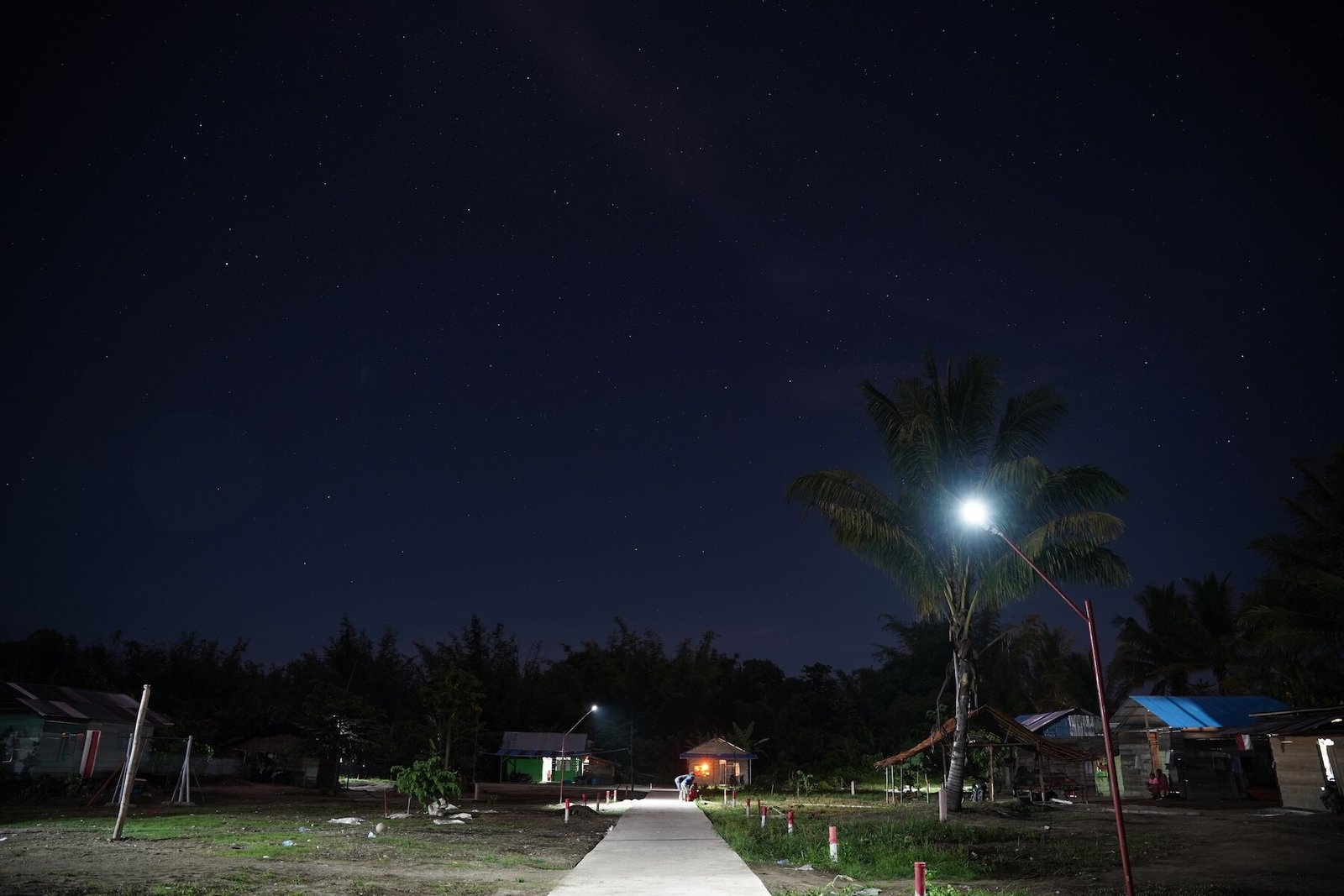 Lampu jalan tenaga surya dari program kampung terang hemat energi Signify