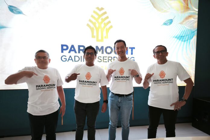 Para pimpinan Paramount Land mengenakan kaos bertema Paramount Gading Serpong saat peluncuran logo baru dan tagline Everything is Here.