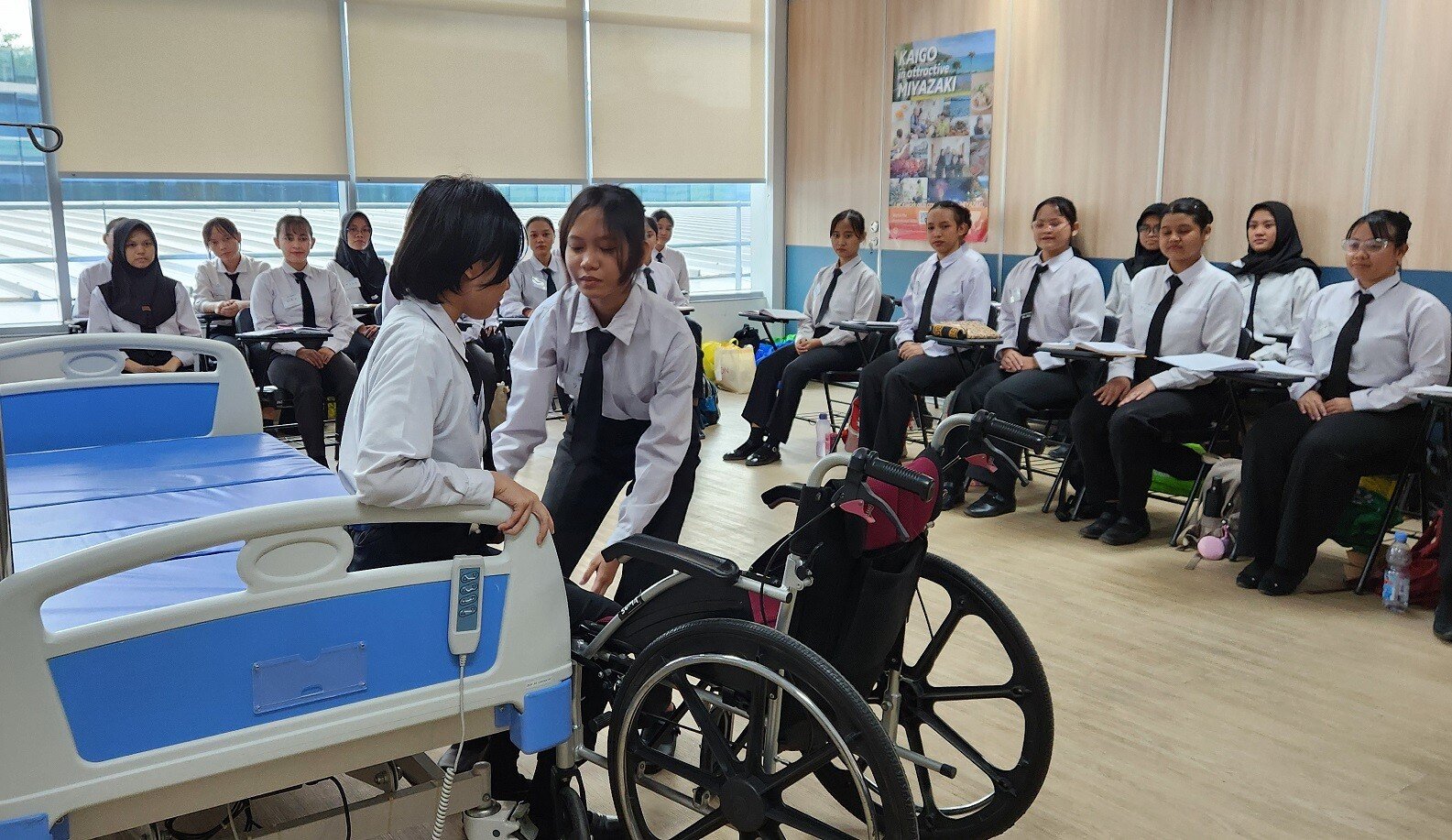 pelatihan caregiving siswa Fuji Academy BSD City