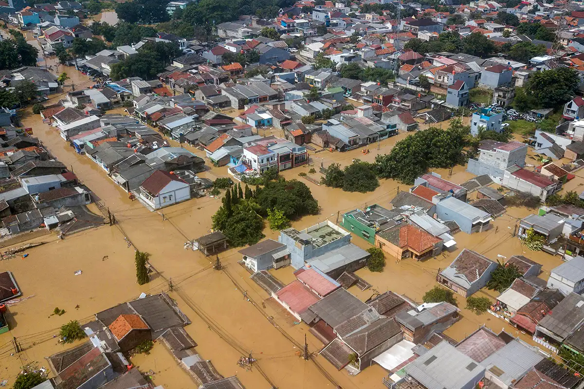 foto udara perumahan terdampak banjir di jatiasih bekasi sebagai bukti pentingnya mencari rumah bebas banjir