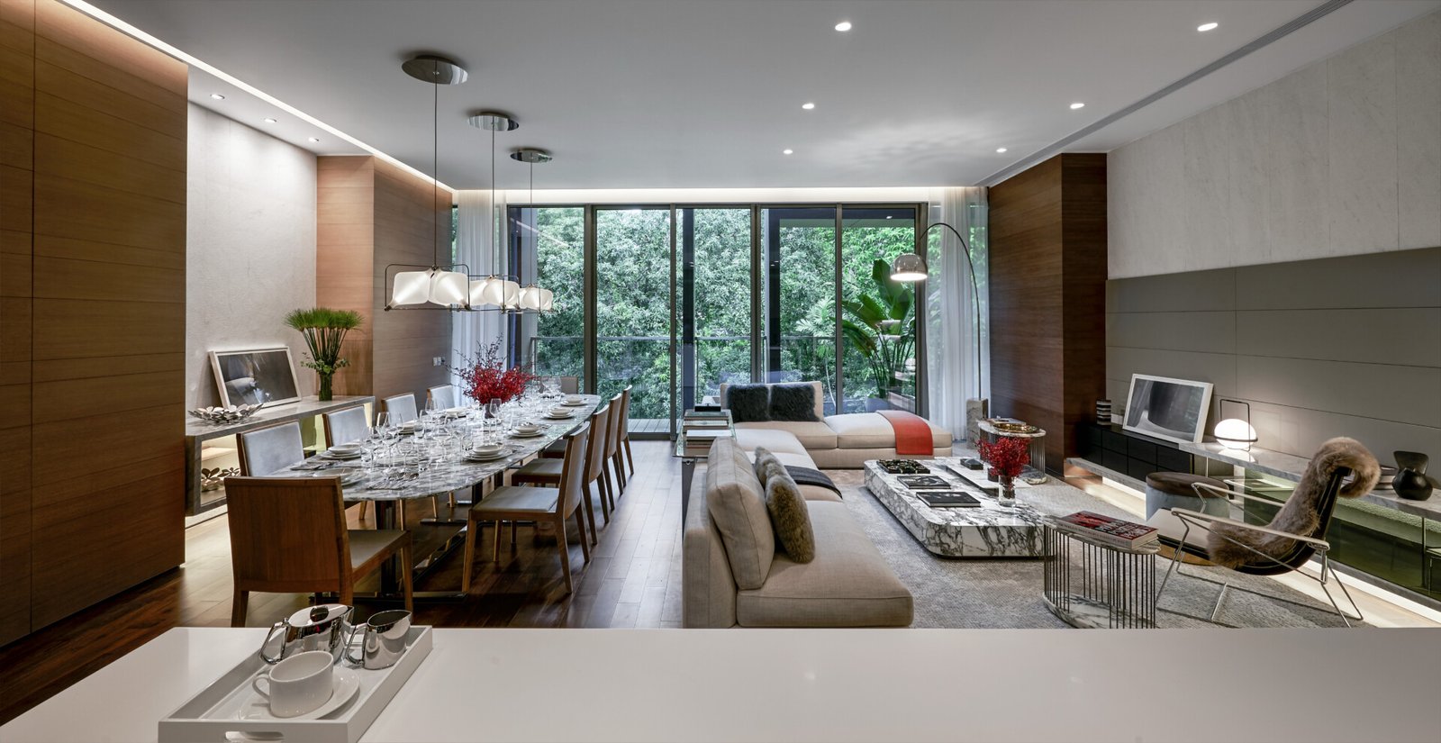 Ruang keluarga apartemen properti premium Jakarta di Savyavasa Dharmawangsa