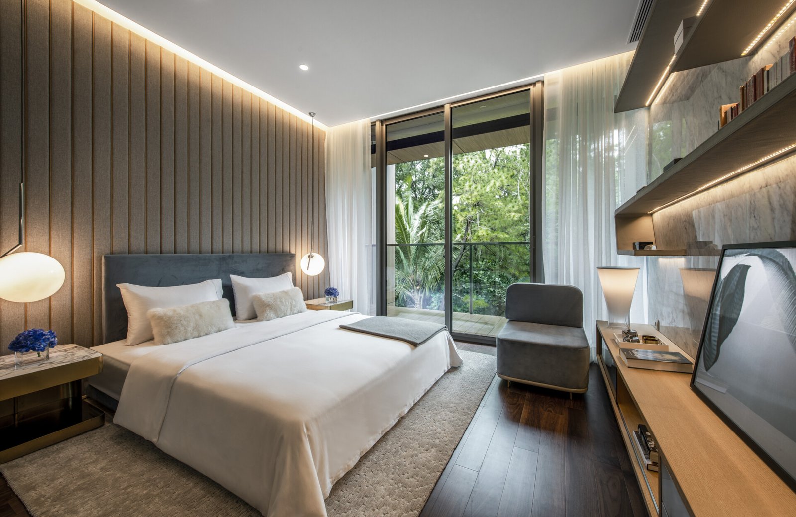 Kamar tidur utama hunian properti premium Jakarta di Savyavasa Dharmawangsa