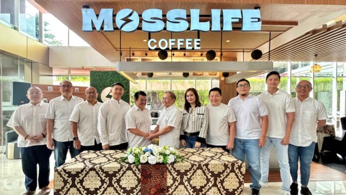 mosslife-coffee-district-east-karawang-foto-bersama-manajemen manajemen District East dan Mosslife Coffee berfoto bersama