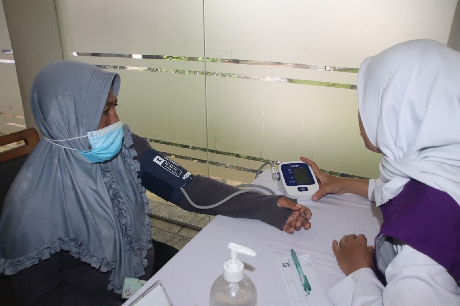 warga mengikuti pemeriksaan kesehatan gratis