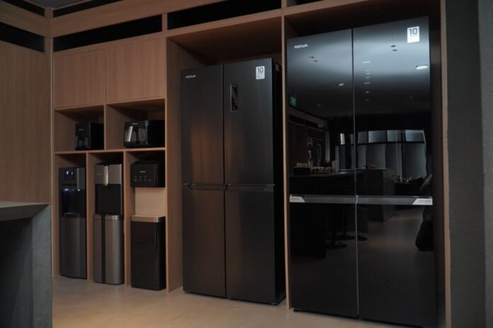 deretan produk kulkas di REIWA Experience Center Semarang