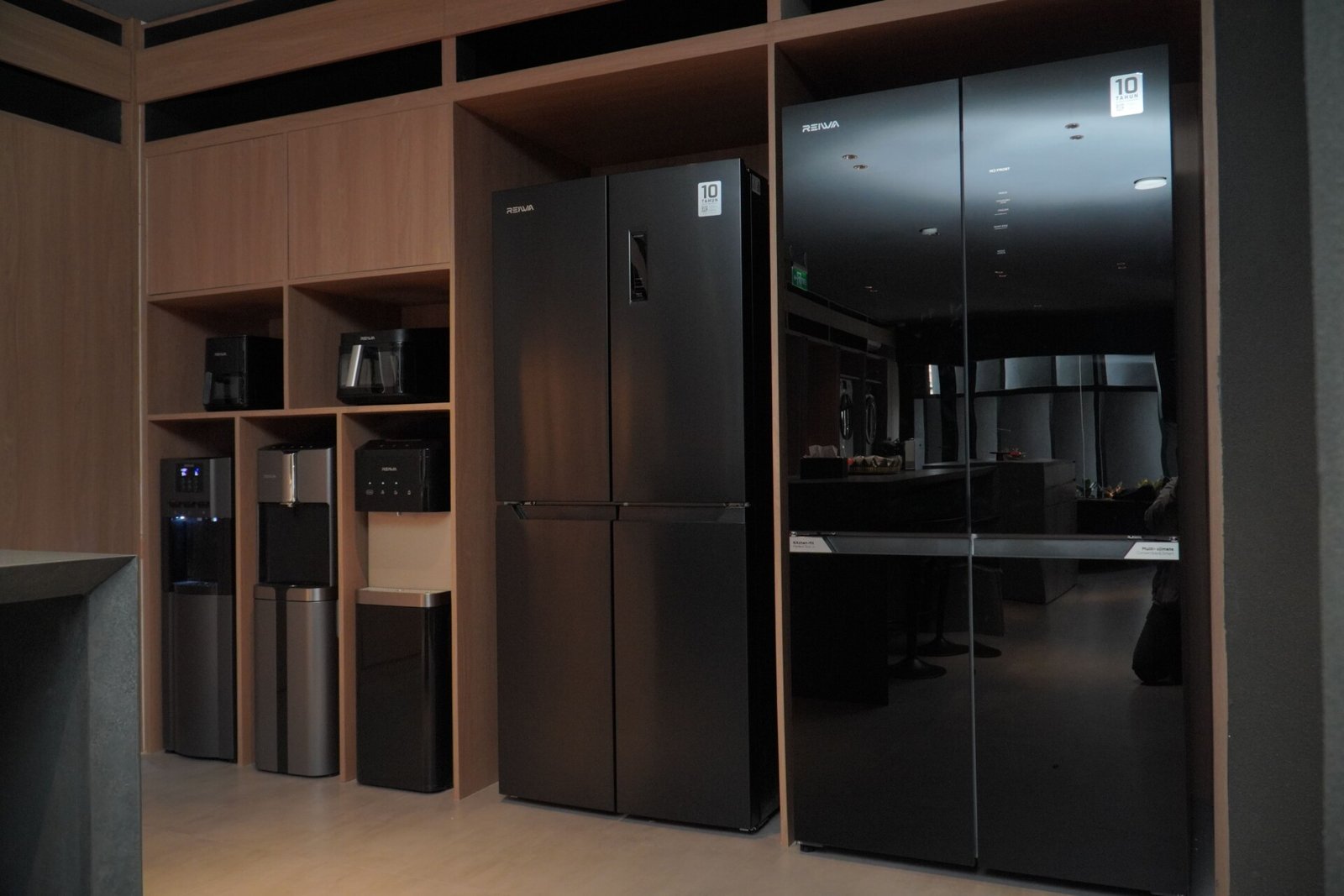 deretan produk kulkas di REIWA Experience Center Semarang