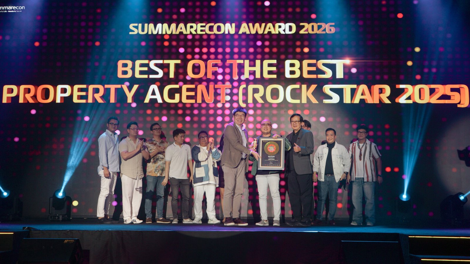 gen properti Linktown bergaya rockstar saat menerima penghargaan Best of The Best Top Property Agent di Summarecon Awards 2026.