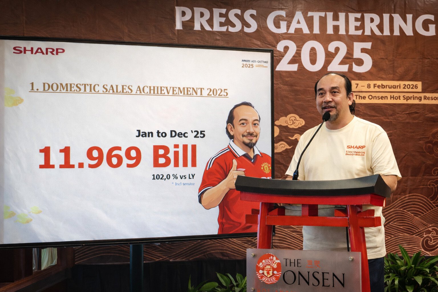 Andry Adi Utomo memaparkan pencapaian rekor penjualan Sharp Indonesia