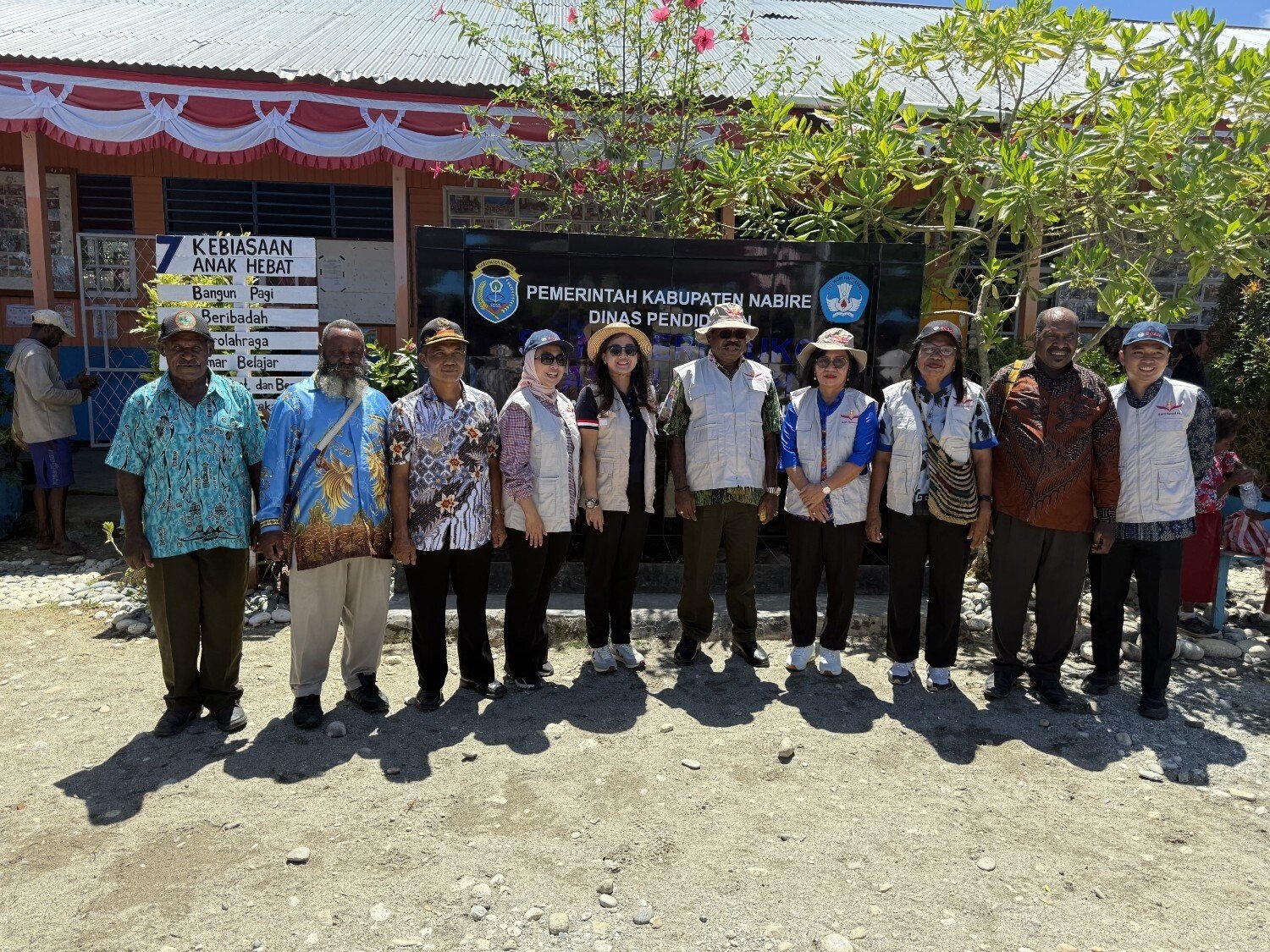 Perwakilan Bosch Indonesia bersama Pemerintah Kabupaten Nabire dalam seremoni program pertanian berkelanjutan.