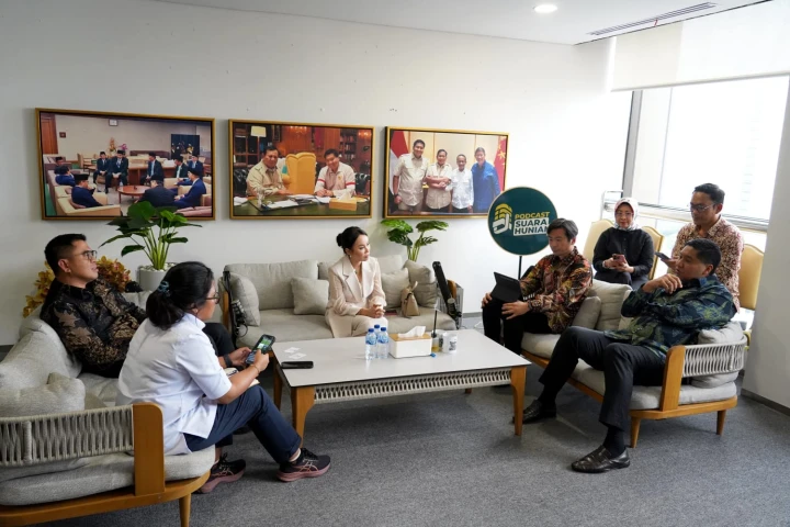 Menteri PKP Maruarar Sirait saat berdiskusi mengenai penyediaan hunian layak di Kota Batam bersama Wakil Walikota Batam Li Claudia.