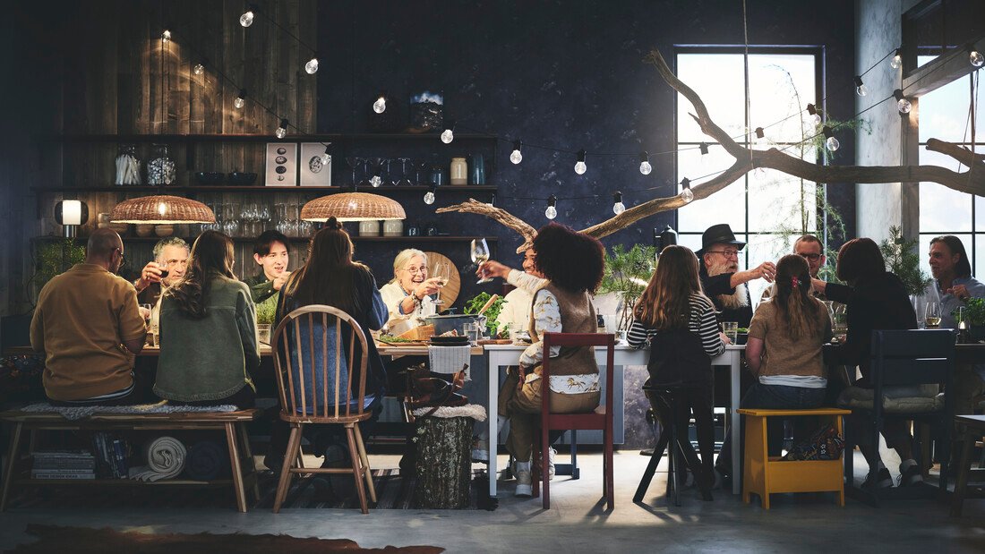 Ruang makan ramai dengan kursi tambahan fleksibel dari ikea Indonesia untuk menampung tamu saat perayaan Lebaran.