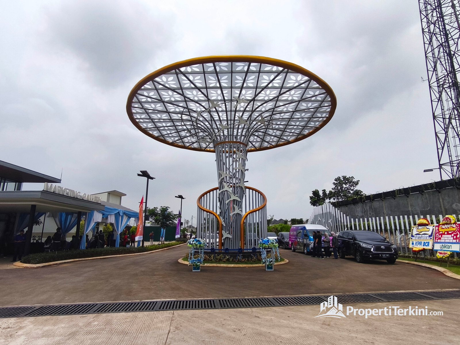 Ikon kawasan berbentuk pohon di gerbang utama Anandaya Home Resort