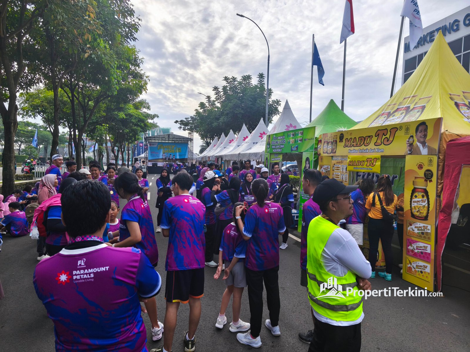Deretan tenda mini bazaar UMKM dan tenant F&B di Paramount Petals Family Dash 2026