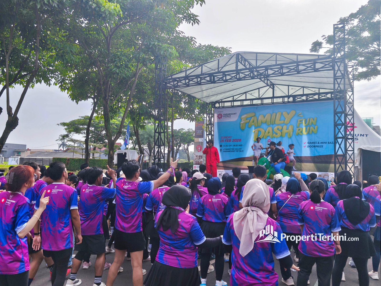 Panggung utama hiburan dan pembagian doorprize di acara Paramount Petals Family Dash 2026.