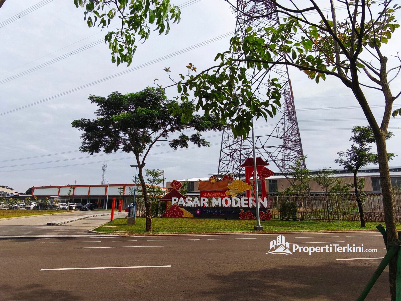 Pasar Modern Paramount Petals sebagai salah satu fasilitas penunjang kota mandiri.