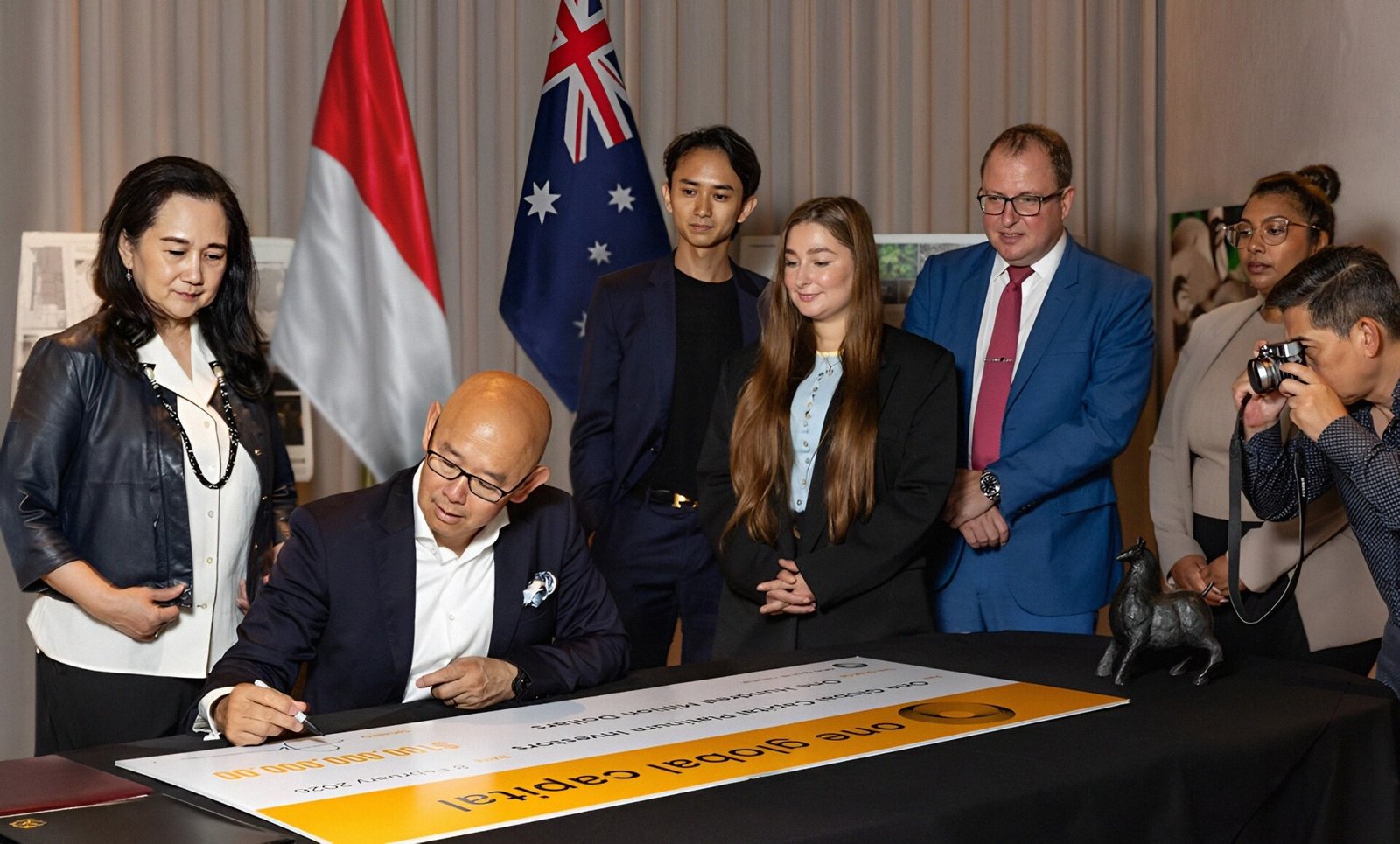 Iwan Sunito menandatangani dokumen pembagian laba investasi properti Sydney proyek Five Dock