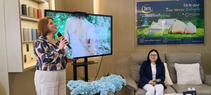 Vesna Pavletic dan Rena Lesmana menjelaskan keunggulan Teknologi Biocrystal Serta